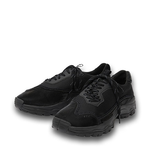 Curved Lace Sneakers &quot;BLACK&quot;